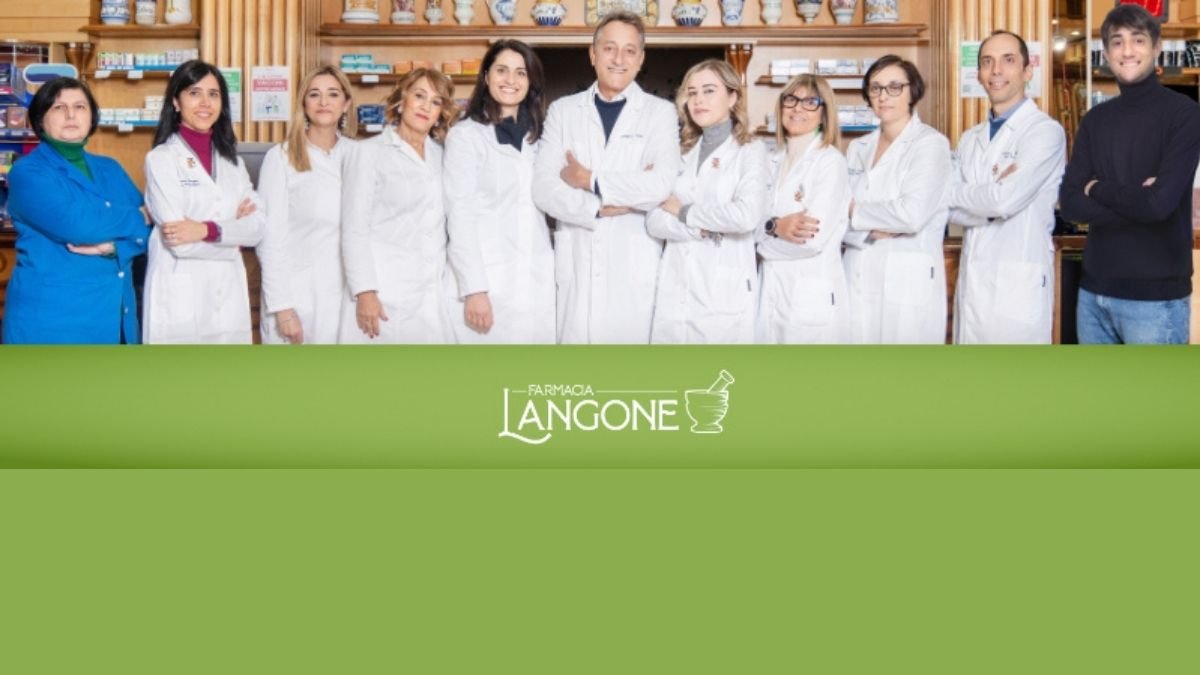 Farmacista uomo al lavoro all'interno di una farmacia moderna.