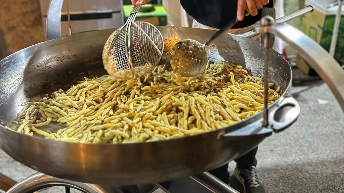 Pasta tradizionale cotta in una grande padella durante l’evento Notti dei Briganti a Montecorvino