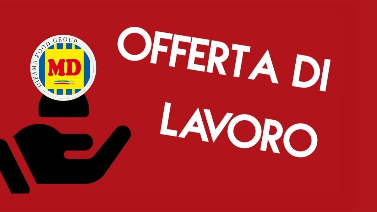Addetto banco macelleria al lavoro mentre affetta carne fresca in un supermercato.