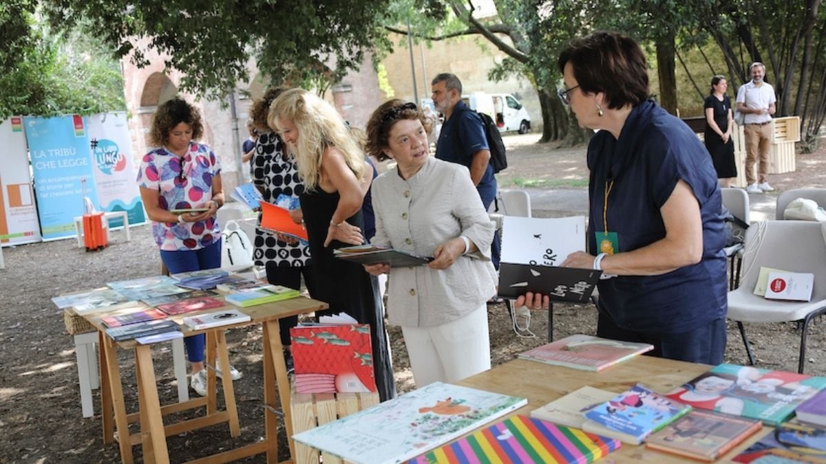 Stand della Libreria “Historia, Regnum et Nobilia” con libri d’epoca, cartoline storiche e documenti rari esposti alla Mostra Mercato di Piazza Vittorio Emanuele.